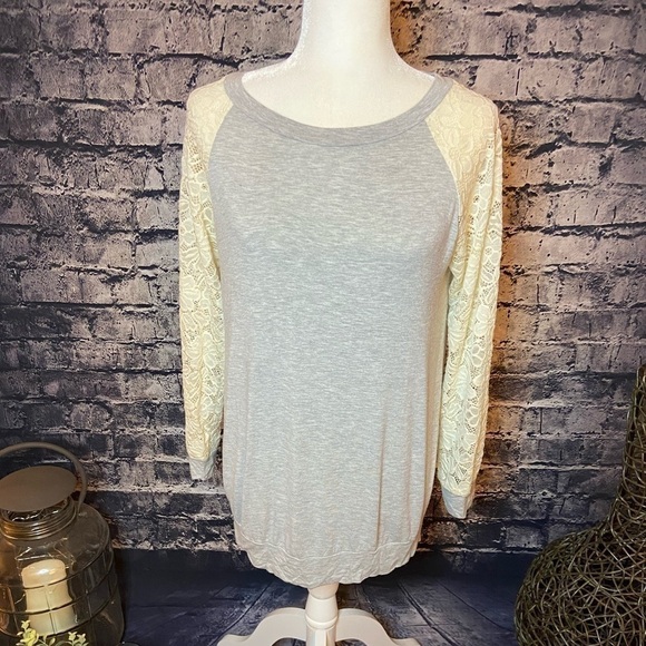 𝅺EGS California Lace Gray with Cream Sleeves Top S - Picture 4 of 8